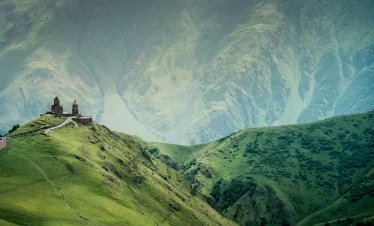 Туристический пакет по Грузии для семьи с полосатой кошкой.
