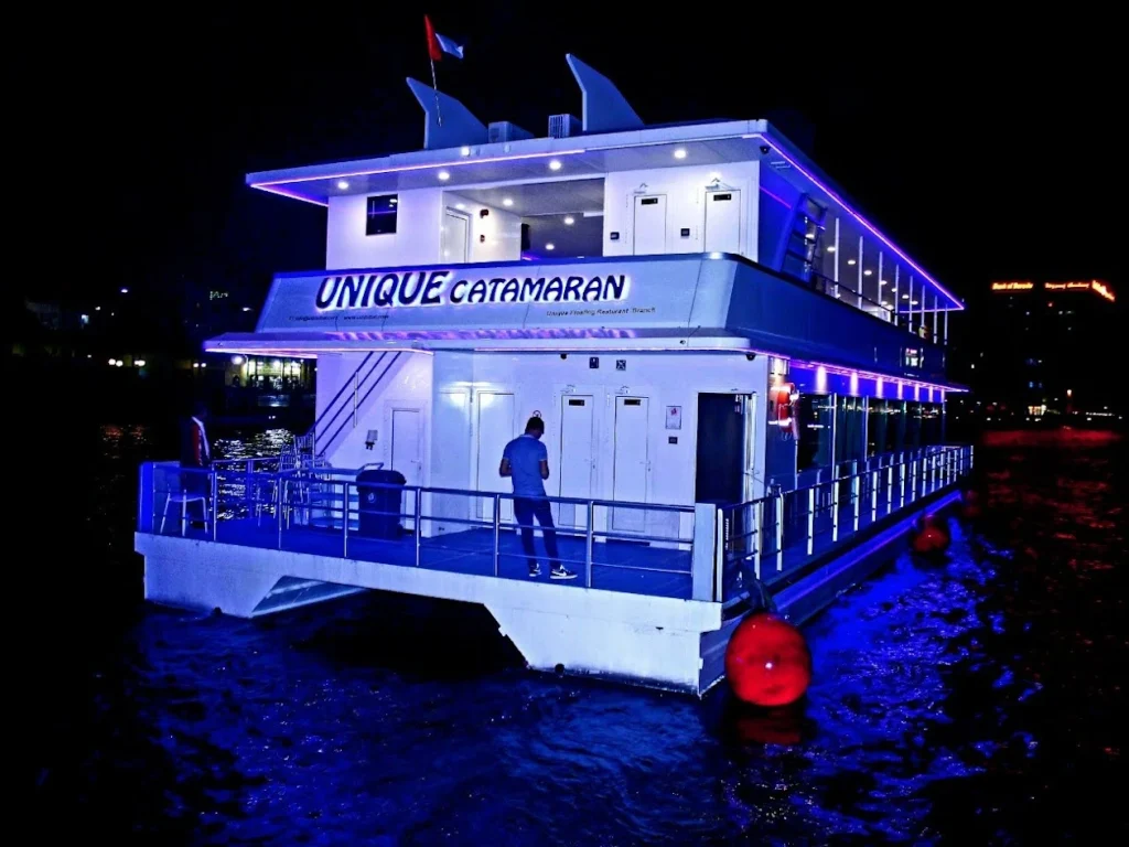 catamaran dinner cruise dubai with tabby
