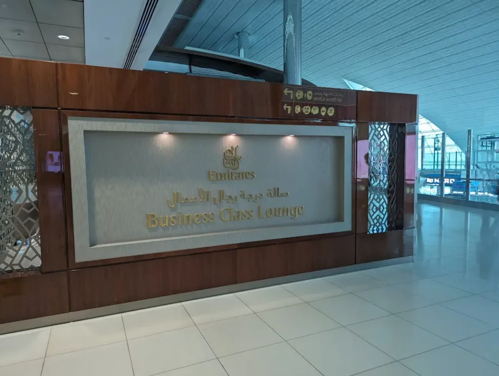 Can I Change Terminal in Dubai Airport Without a Visa? 4 emirates business class in dubai airport