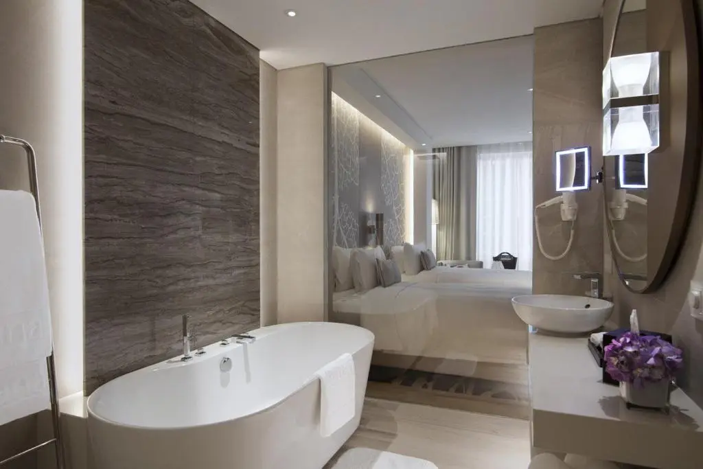 Al Bandar Rotana Dubai Creek: Luxury Stay in Heart of Dubai 4 Al Bandar Rotana Dubai Creek with tabby