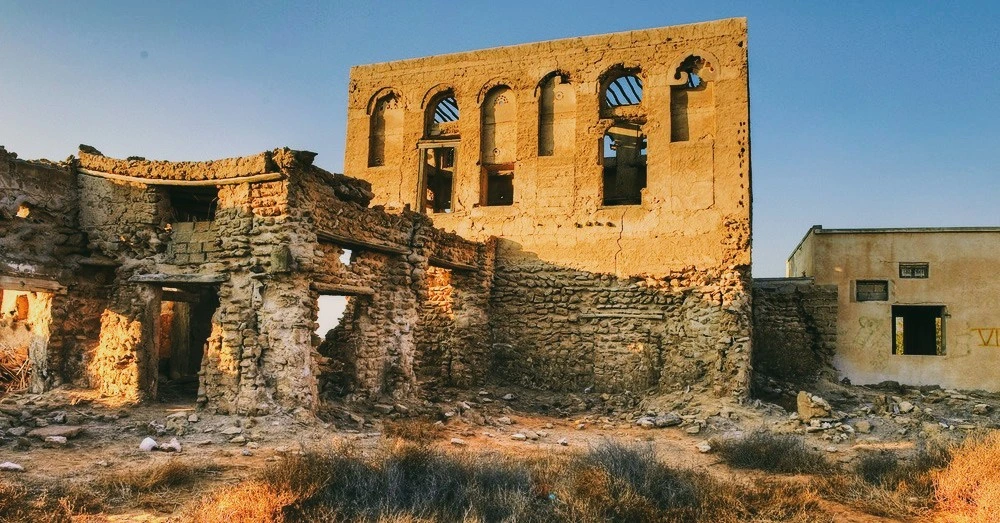 Al Jazirah Al Hamra, Ras Al Khaimah: Guide to the Ghost Town of Jazirat Al Hamra 3 Abandoned courtyard homes in the Ghost Town of Jazirat Al Hamra, Ras Al Khaimah