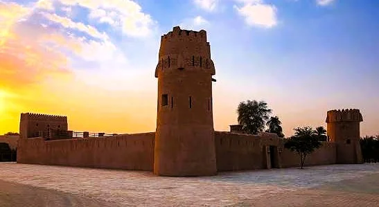 قلعة الذيد في الشارقة: تاريخها، مواعيد الزيارة، وأهم معالمها 4 برج المراقبة الدائري لقلعة الذيد وأشجار النخيل في الشارقة