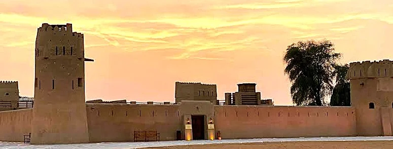 قلعة الذيد في الشارقة: تاريخها، مواعيد الزيارة، وأهم معالمها 2 قلعة الذيد في الشارقة بأبراجها المبنية من الطوب اللبن عند غروب الشمس