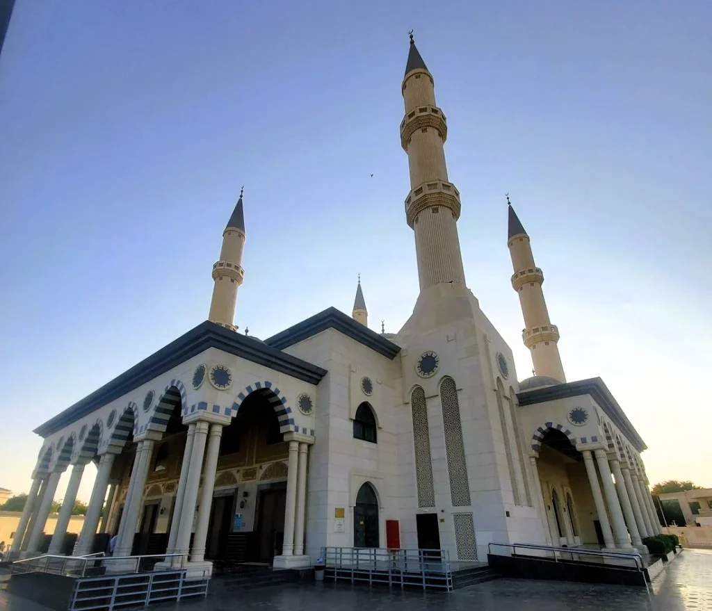 Al Farooq Omar Bin Al Khattab Mosque: A Visitor's Guide to Dubai's Blue Mosque 3 Side view of the Al Farooq Omar Bin Al Khattab Mosque, the Blue Mosque of Dubai, with its arched entrance and minarets