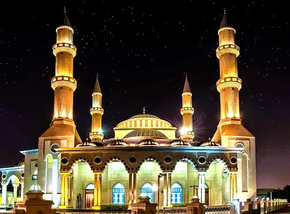 Al Farooq Omar Bin Al Khattab Mosque: A Visitor's Guide to Dubai's Blue Mosque 4 Al Farooq Omar Bin Al Khattab Mosque in Dubai lit up at night