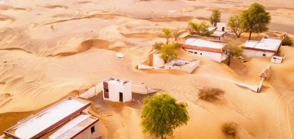 المدام الشارقة: القرية المدفونة، أماكن للزيارة وأماكن للإقامة 2 منازل مهجورة نصف مدفونة تحت الكثبان الرملية في قرية المدام المهجورة في الشارقة