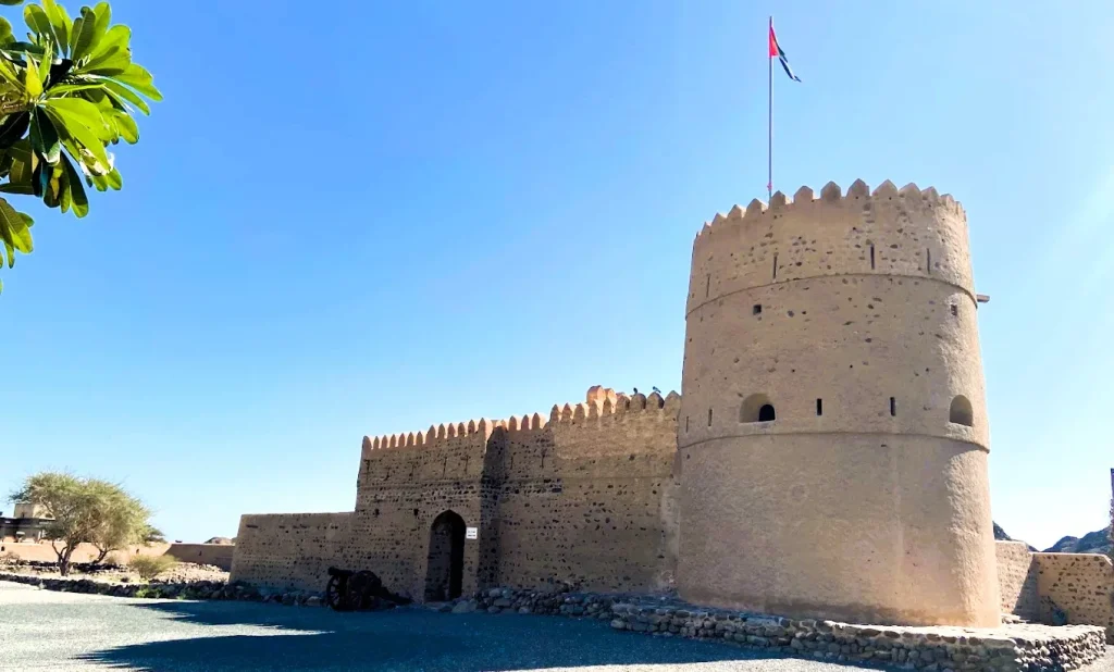 Awhala Fort in Fujairah: History, Timings and How to Visit 2 Awhala Fort in Fujairah with its round watchtower, high courtyard walls and the UAE flag