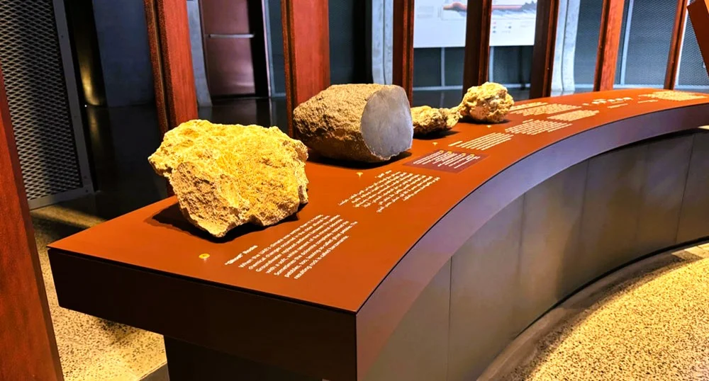 Buhais Geologiepark in Sharjah: Tickets, Öffnungszeiten, Sehenswürdigkeiten und Unterkünfte 3 Gesteins- und Fossilienproben werden in der Ausstellung im Geologiepark Buhais ausgestellt