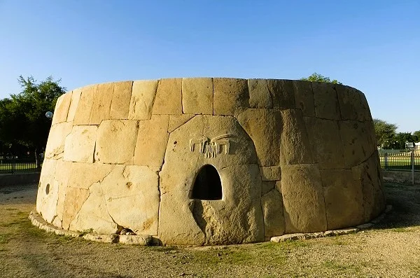 Hili Archaeological Park: A Guide to Bronze Age Ruins 2 Hili Archaeological Park Hili Tombs