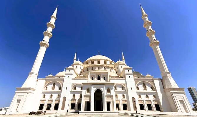 Masjid Sheikh Zayed Fujairah: Jam Buka, Tiket Masuk, dan Panduan Kunjungan 1 Gambar Masjid Sheikh Zayed Fujairah