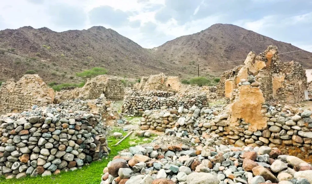 Wadi Al Helo Sharjah : Village historique, mines de cuivre, randonnées et hébergements (3) Ruines en pierre des anciennes fermes du village patrimonial de Wadi Al Helo, à Sharjah