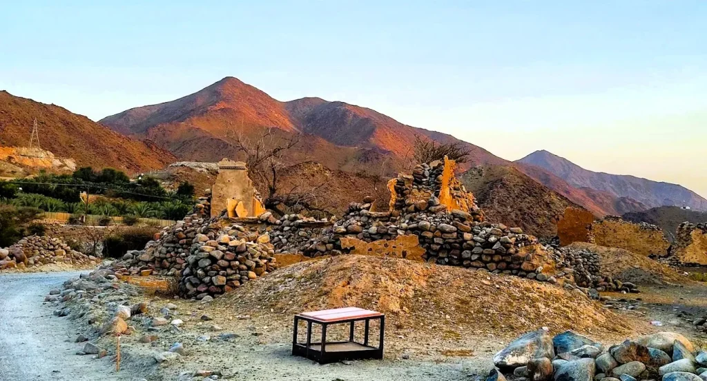 Wadi Al Helo Sharjah : Village historique, mines de cuivre, randonnées et hébergements (4) La tour de guet de Wadi Al Helo et les ruines d'un village historique au coucher du soleil dans les monts Hajar, à Sharjah.