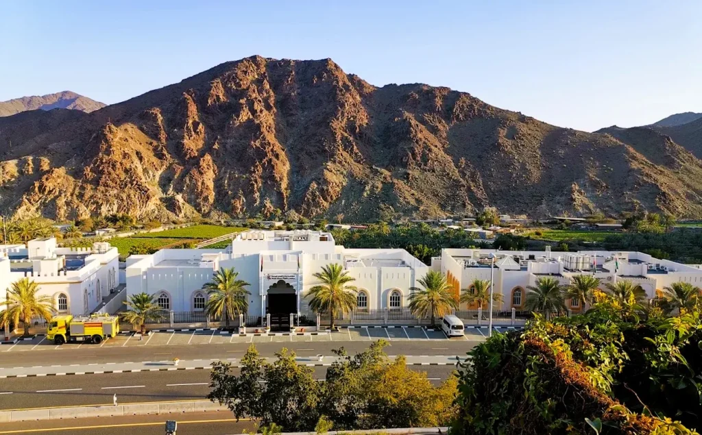 Wadi Al Helo Sharjah : Village historique, mines de cuivre, randonnées et hébergements (2) Le village de Wadi Al Helo, avec les montagnes Hajar en arrière-plan, à Sharjah.