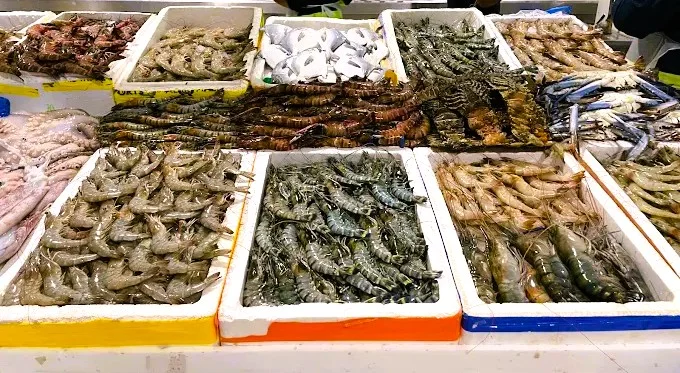 ဒူဘိုင်းရေကမ်းနားဈေး- အချိန်ဇယား၊ အပိုင်းများ၊ ကားပါကင်နှင့် အကြံပြုချက်များ ၄ ဒူဘိုင်း၊ ဒီရာမြို့ရှိ Waterfront Market တွင် ရေခဲပေါ်တွင် လတ်ဆတ်သော ပုစွန်များနှင့် ပုစွန်များ