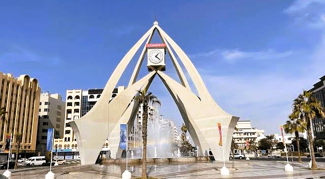 Deira Clock Tower Dubai: History, Location and Things to Do Nearby 2 Deira Clock Tower Dubai with its fountain on a sunny day