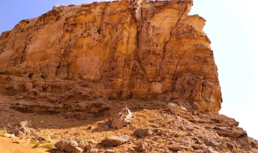 Fossil Rock Sharjah: How to Visit, Hiking Trail, Places Nearby and Where to Stay 1 fossil rock